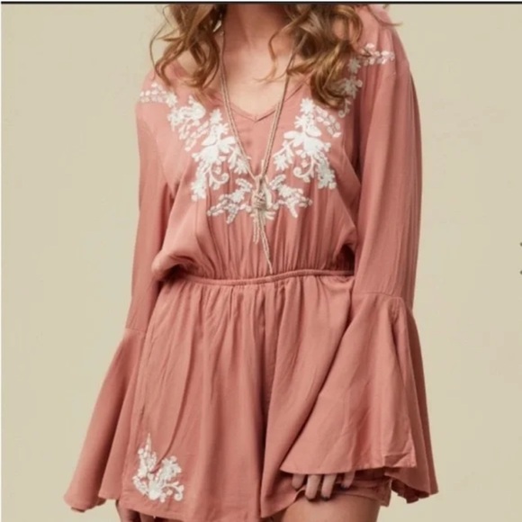 Brand New Altar’d State Salmon Marissa Romper Jumpsuit Embroidered Floral Boho - Picture 2 of 16